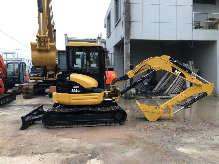 Made in Japan Used CAT 304 Mini Excavator in Shanghai and Original Hydraulic Pump