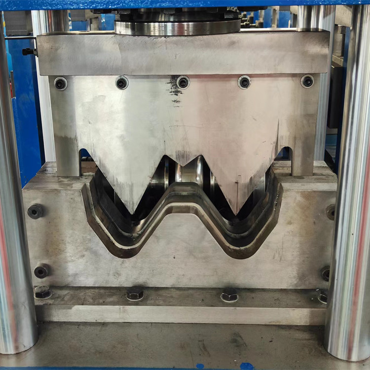 Quench HRC58-62 Plated Chrome Highway Guardrail Roll Forming Machine 11kw 5.5kw PLC Control