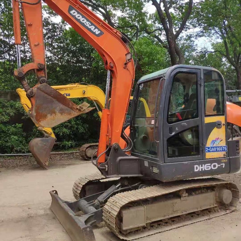 Orange Doosan Excavator 3 Ton 6000 KG 67 Power Low Working Hours
