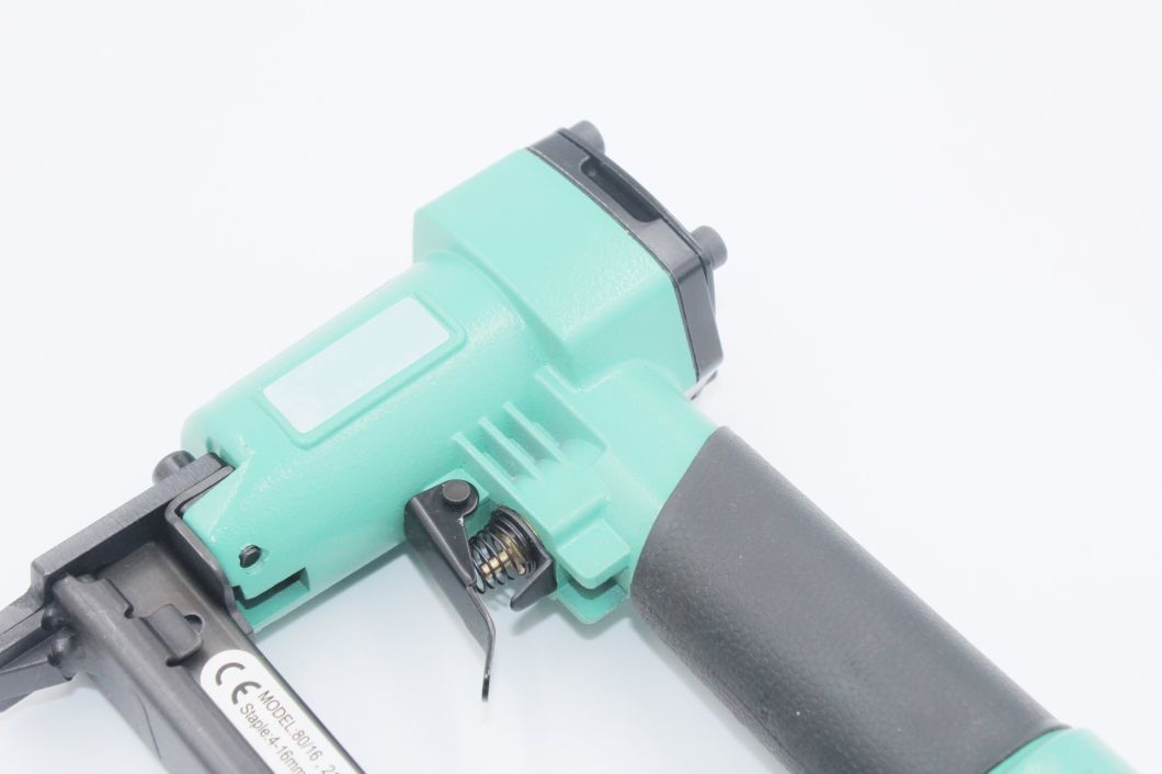 Hot Sale Durable 21 Gauge Fine Crown Air Pneumatic Staple Gun (Green) Air Stapler 8016 for Furniture Decoration