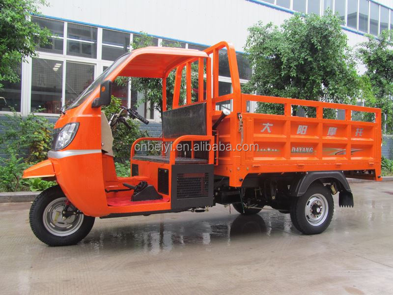 Closed Body Type Three Wheel Motorcycle Cargo Tricycle 250cc With 36A Battery