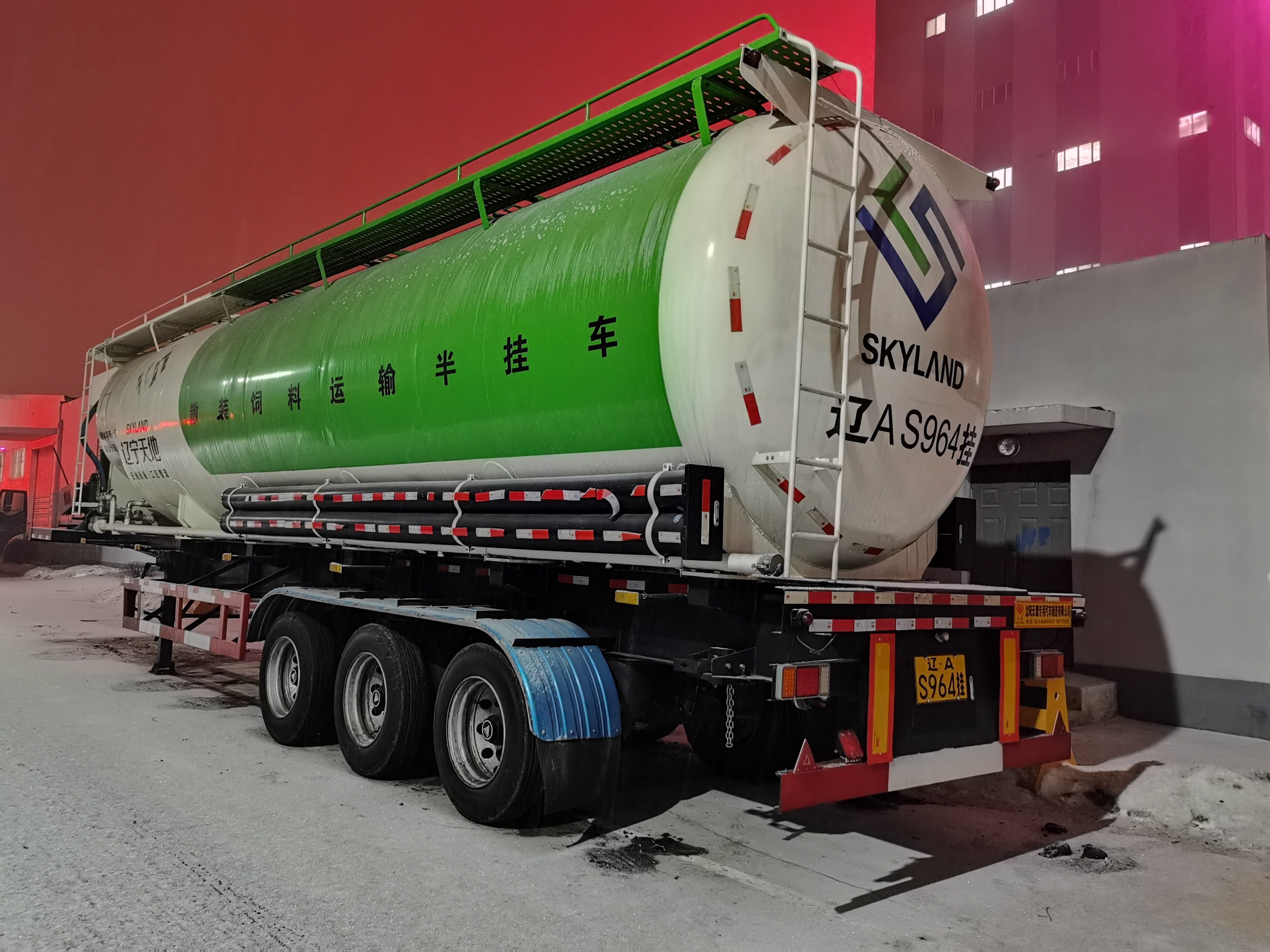 30 Ton Feed Bulker Engine Power 103kw Air Operated Discharging Aluminum