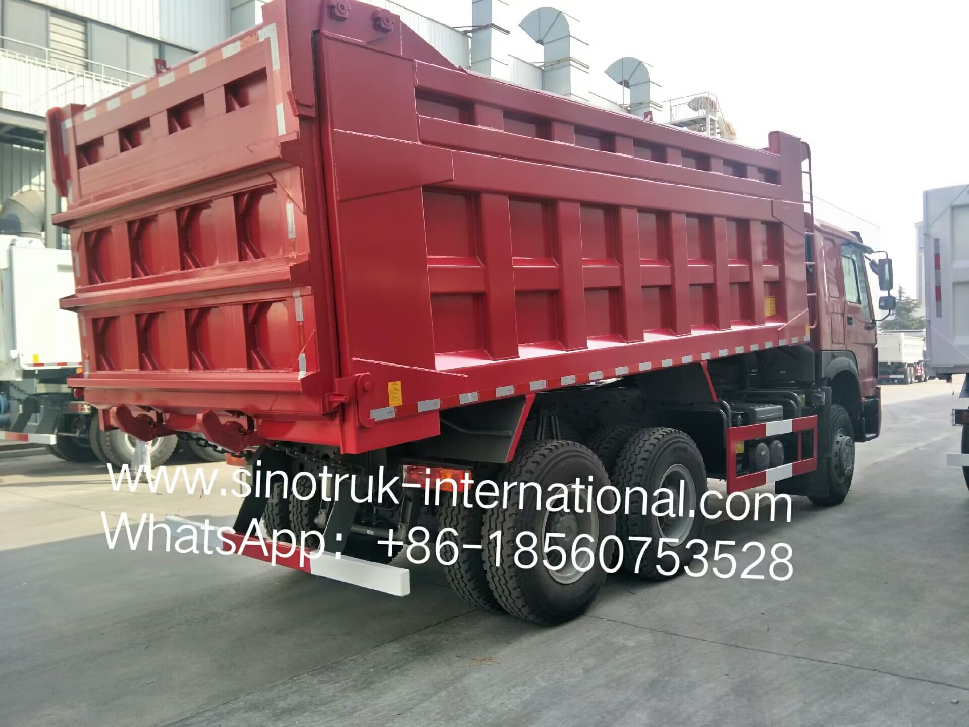 Red HOWO SINOTRUK Dump Truck 10 - 25 Cubic Meter Load 25 - 40t ZZ3257N3847A