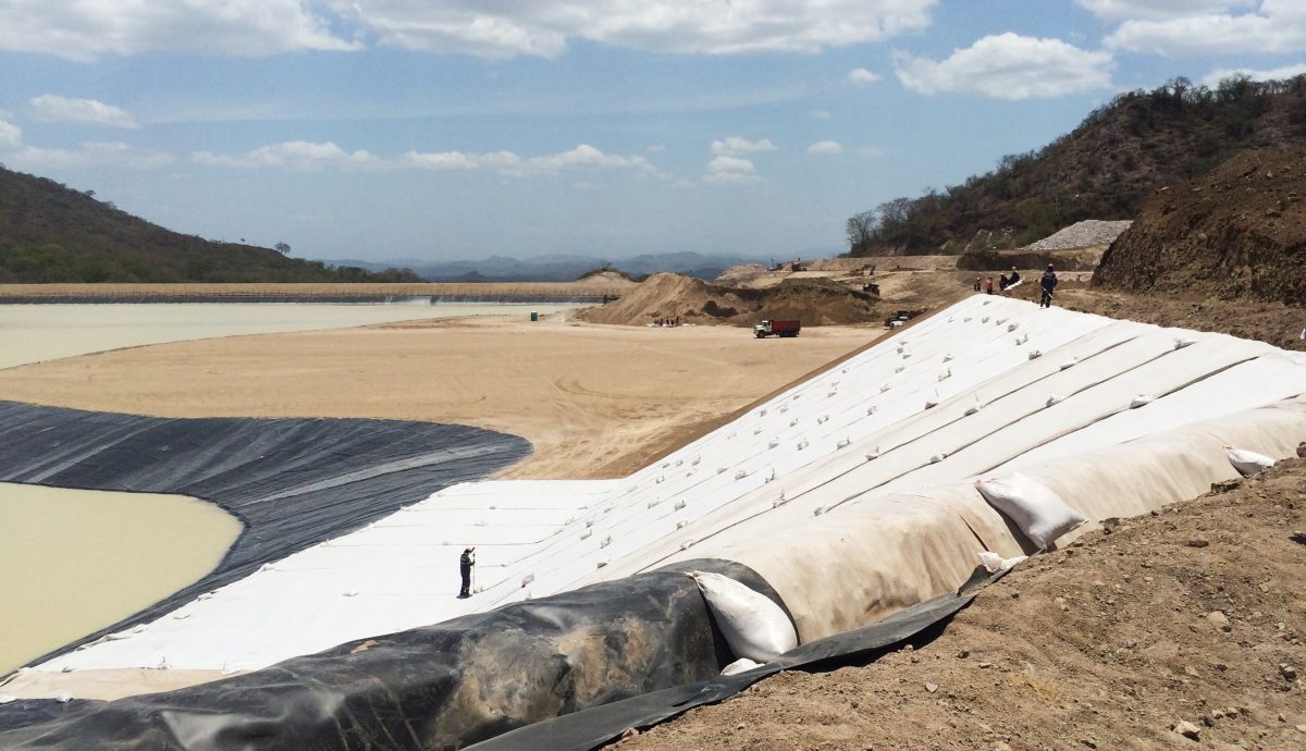 Waterproof Geosynthetic Clay Liner GCL with Sodium Bentonite Coating Normal 5.8m Width