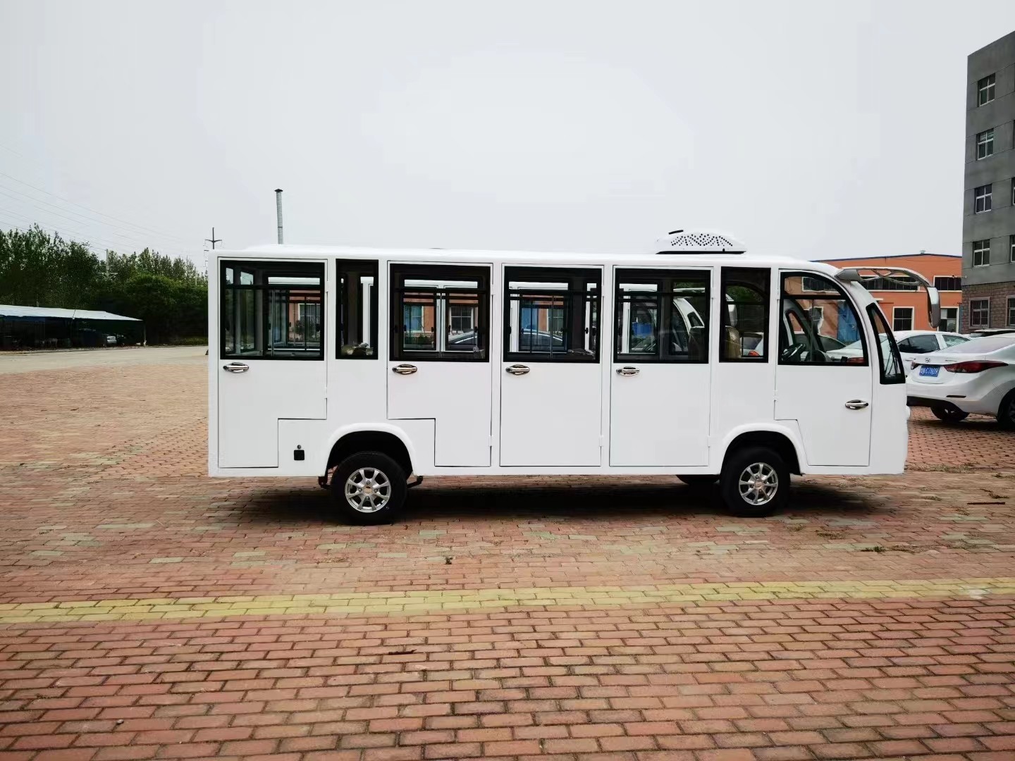 8-11 Seater Electric Shuttle Bus Low Speed Electric Sightseeing Vehicle Beautiful Design
