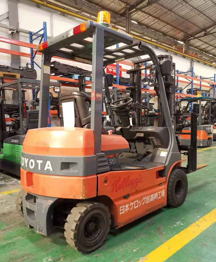 Original Toyota Used Reach Truck Forklift High Efficiency 1070mm Fork Length