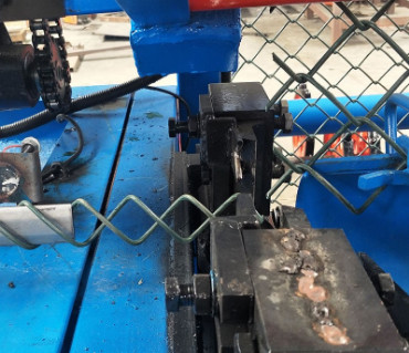 PLC Single / Double Wire Chain Link Fence Machine Easy Operating Green Color