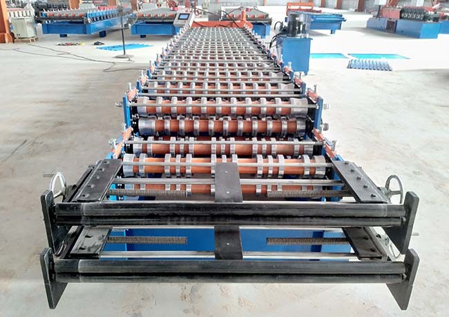 Two Designs Roofing Sheets Roll Forming Machine Size 6500*1500*1500mm Weight 4.5 Tons