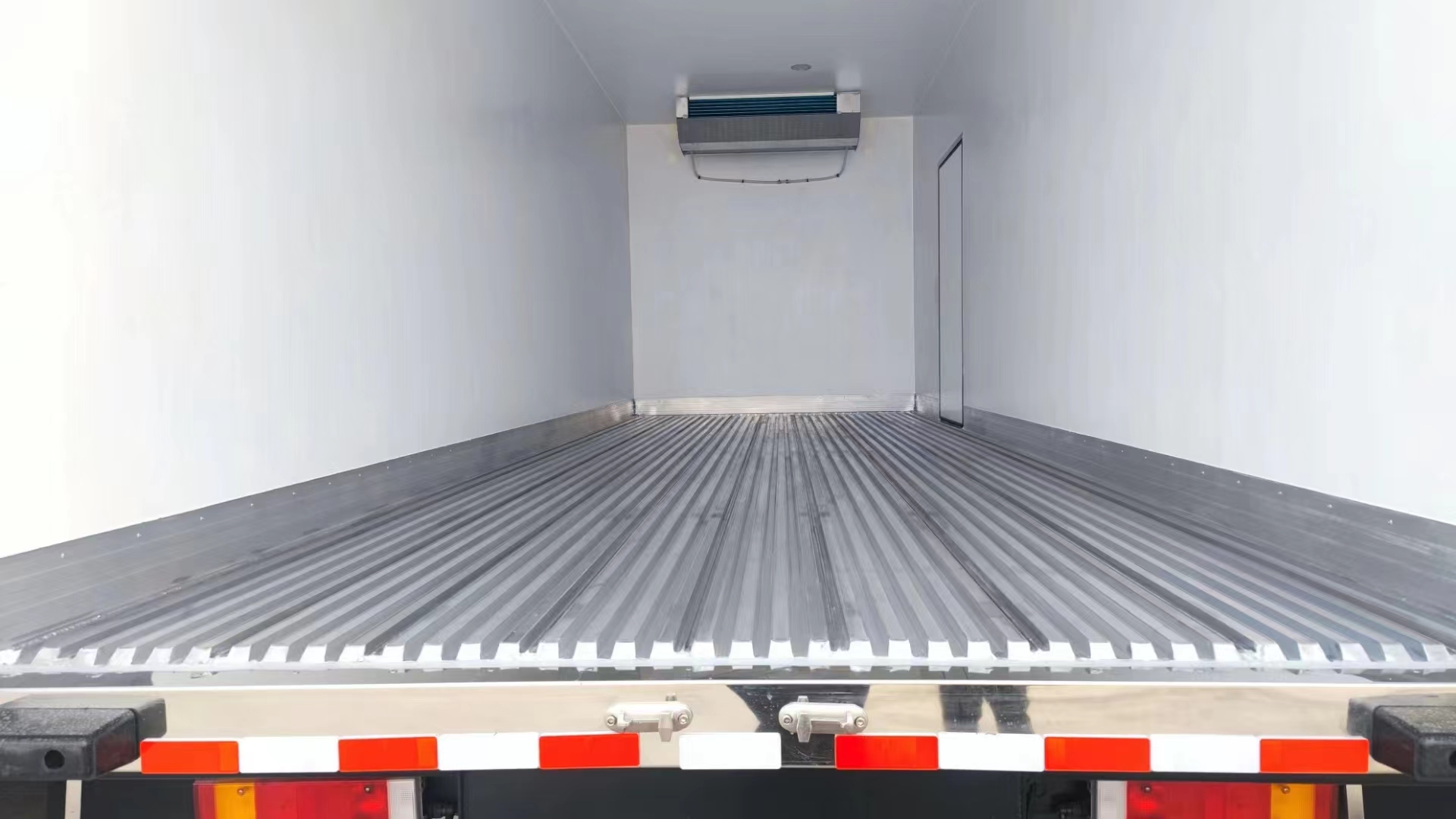 HOWO 4*2 Refrigerated Box Truck Meat And Chicken Box Fridge Van