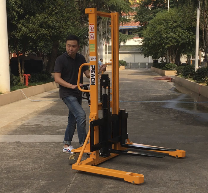 0.5 Ton Manual Straddle Pallet Stacker With Adjustable Forks Yellow Color