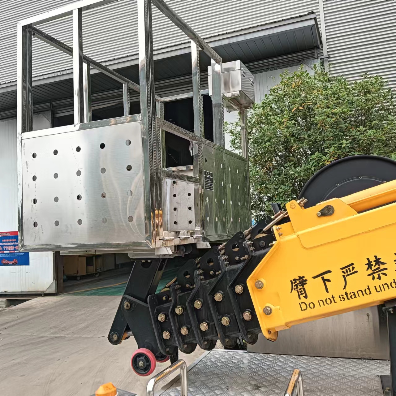 JAC 6 Retractable Sections Holding 2men Aerial Platform Truck 50m High Altitude Operation Truc