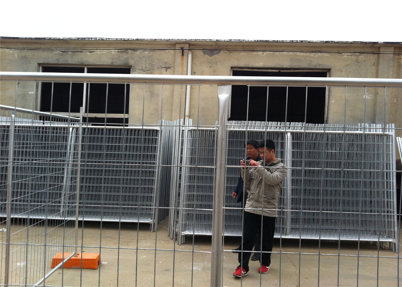 Self support 42 microns thick galvanized temporary fence 1.8m*2.9m tube OD32mm*2.00mm Mesh spacing 60mm*150mm*4.00mm