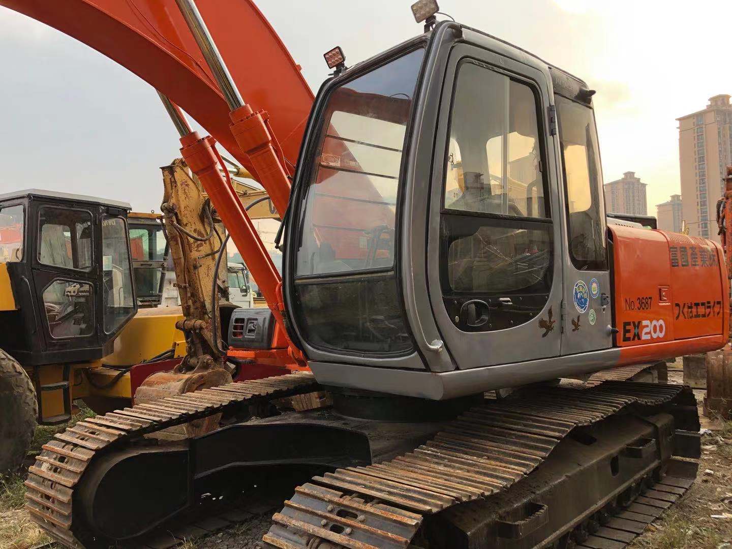 Red Hitachi EX200-5 Excavator 20 Tons Isuzu Engine 3293 Working Hours 90% Undercarriage