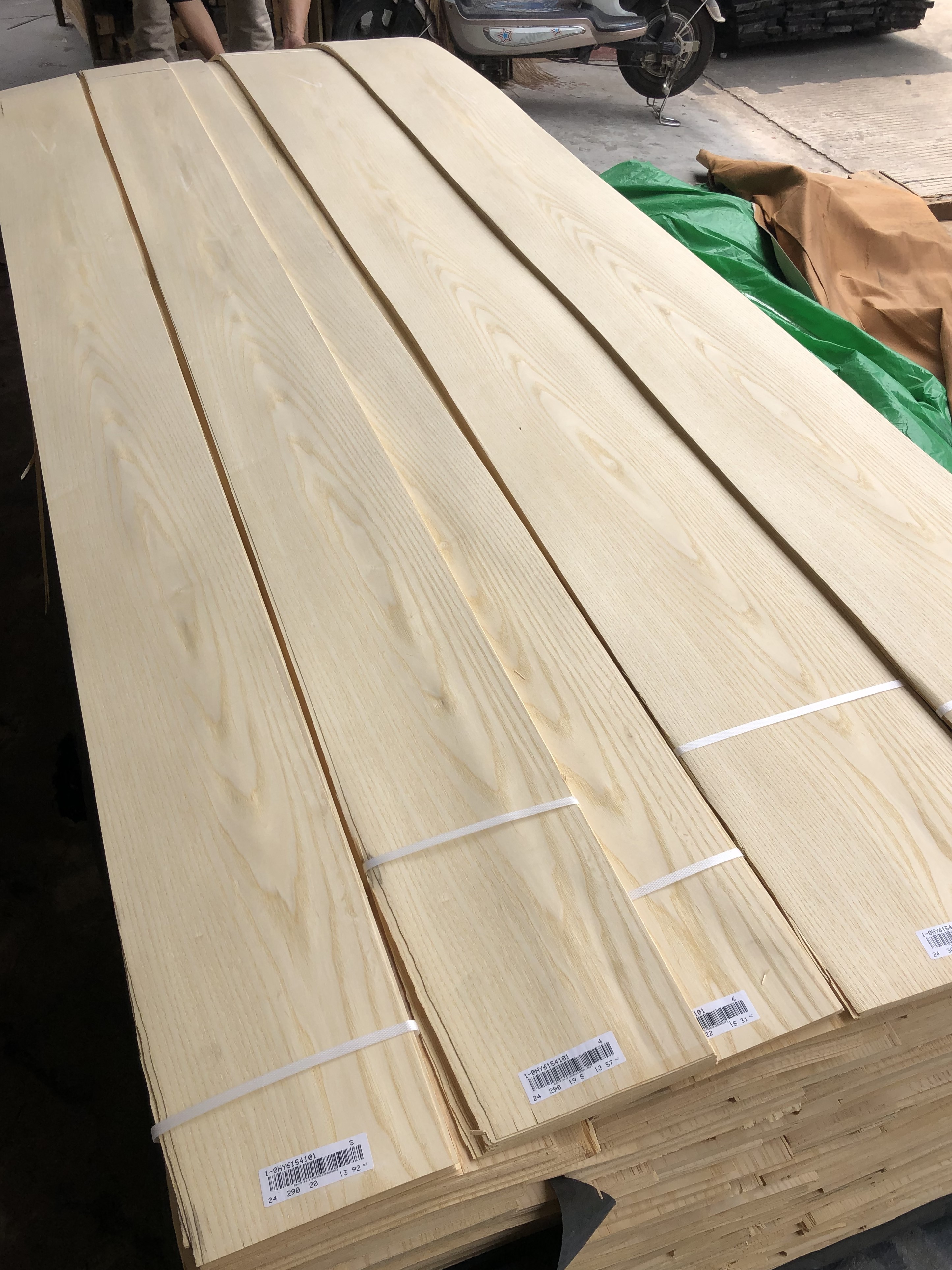Free Sample Natural American Ash Wood Veneer for Home Table Bedroom Chair Wooden Wardrobe Furniture