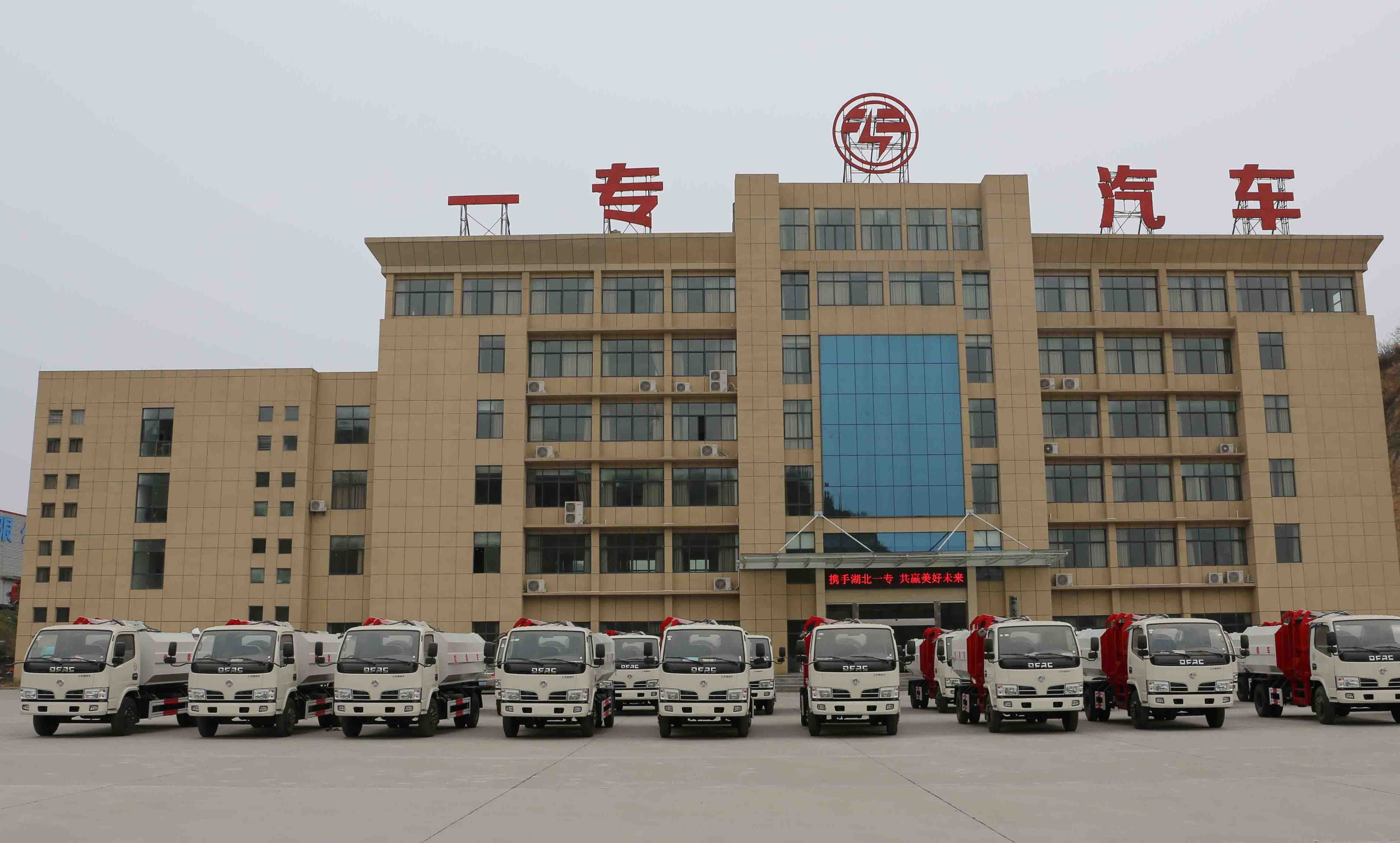 190hp Dongfeng Cargo Truck and 5 Ton Volume Sand Tipper Truck for Engineering Transport