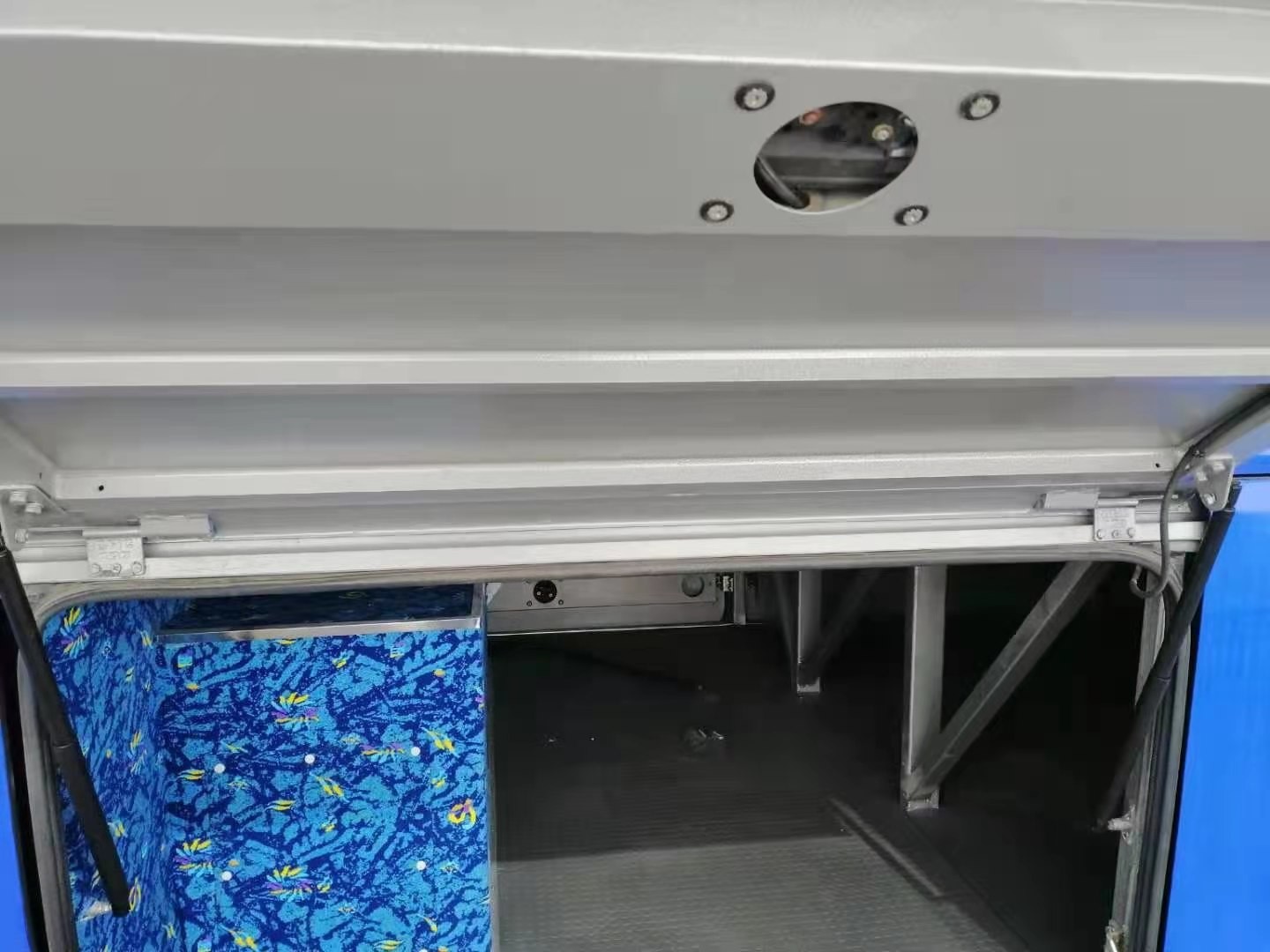 Yutong ZK6117 55 Seats New Bus Steel Chassis Rear Diesel Engine Bus Euro III