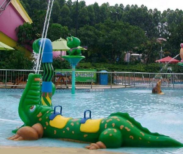 Exciting Fiberglass Crocodile Spray Water Equipment For Children Play In Splash