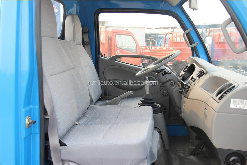 Dongfeng 6 Wheels Light Cargo Truck 102HP Euro 3 Emission Level