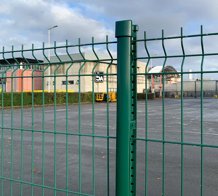 curved mesh fence