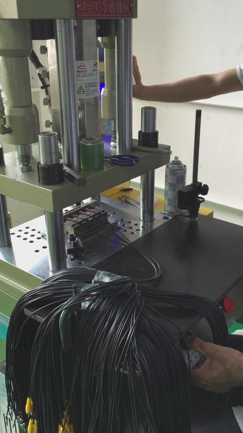 20 Ton ABS Hydraulic Vertical Injection Moulding Machine 260mm Distance Between Tie Bars