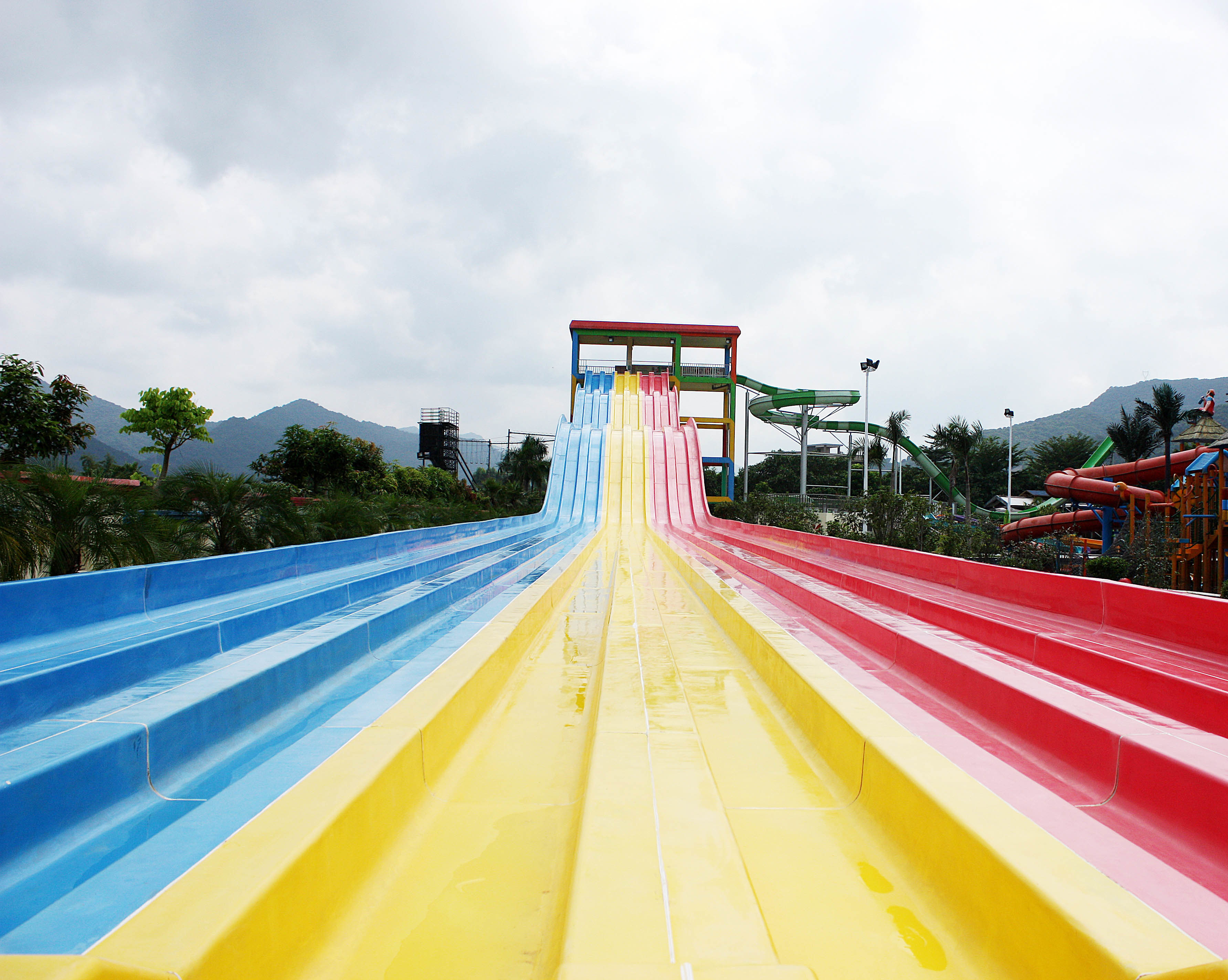 Classic Multi Slides Fiberglass Water Slides At Water Parks in Red Yellow Blue