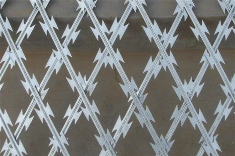 Diamond Opening Mesh Type Razor Wire Mesh Sheet 1.8 X 6m For Security