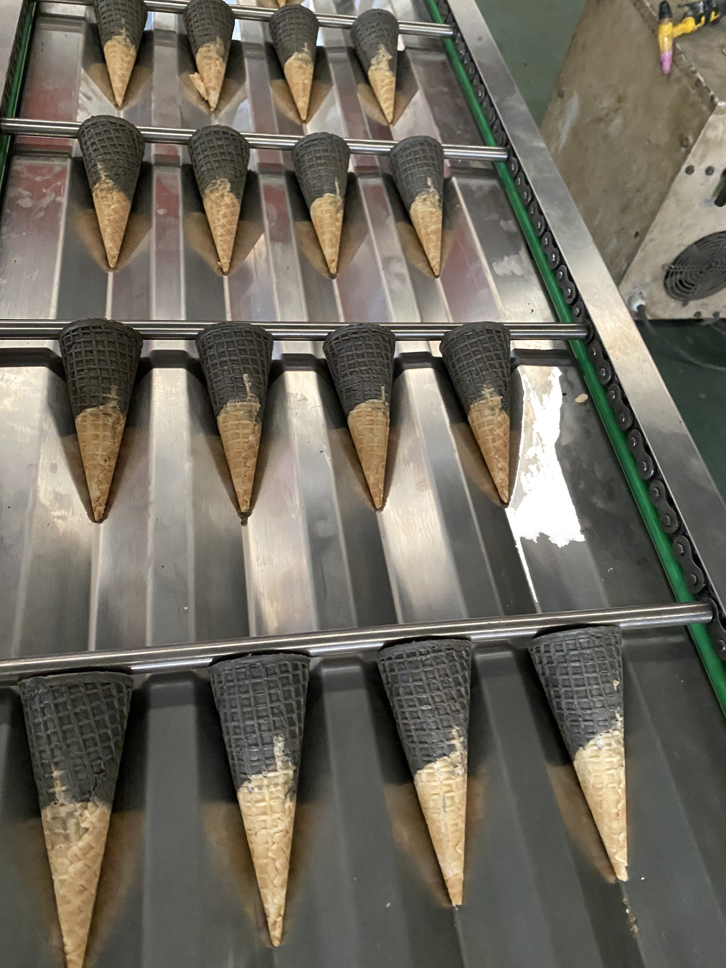 Two Color Save Gas 3500pcs/h Ice Cream Cone Making Machine