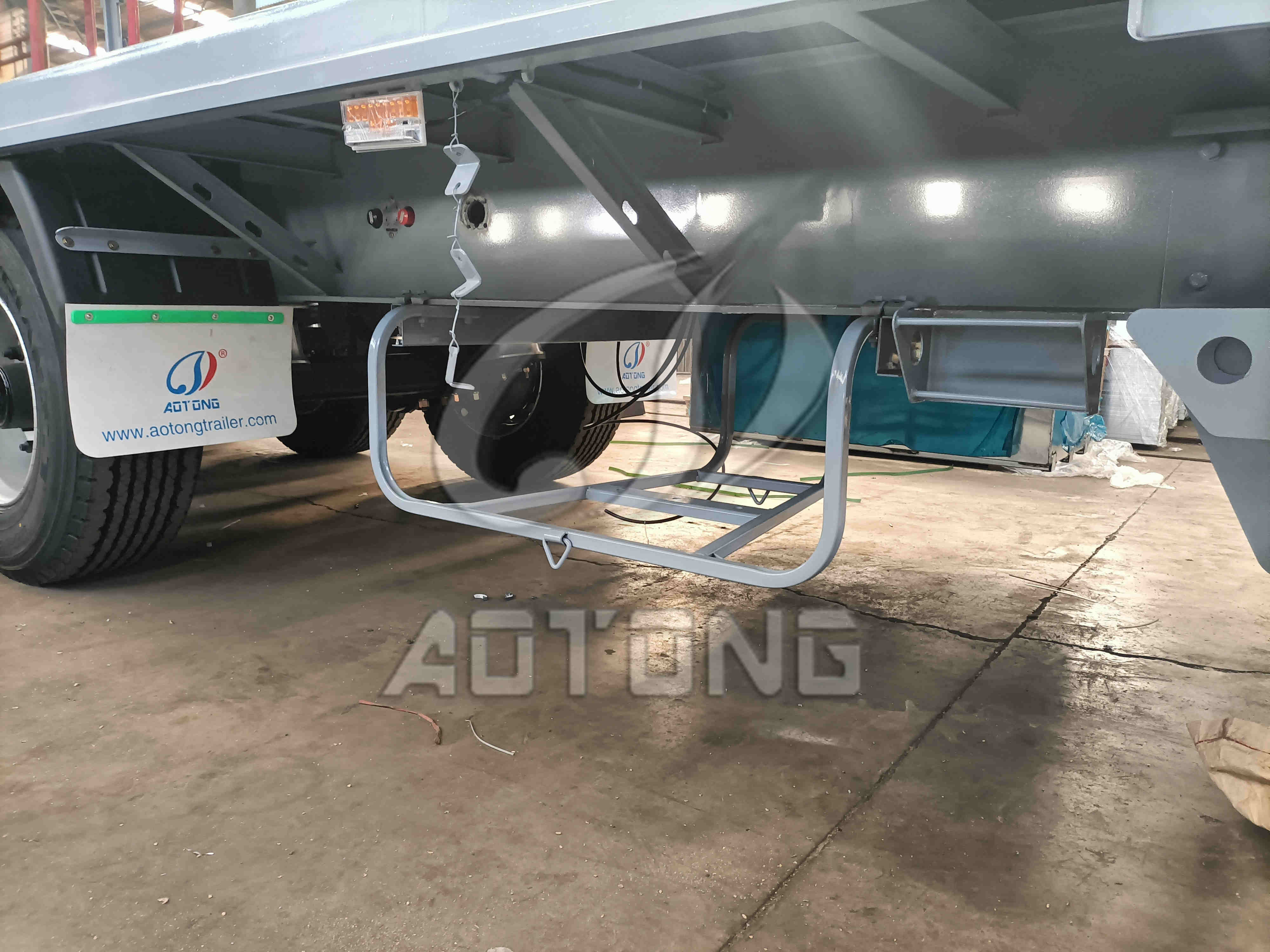 Max Payload 25001-30000 kg Tri-axle Canvas Cover Enclosed Cargo Box Trailer for Russia