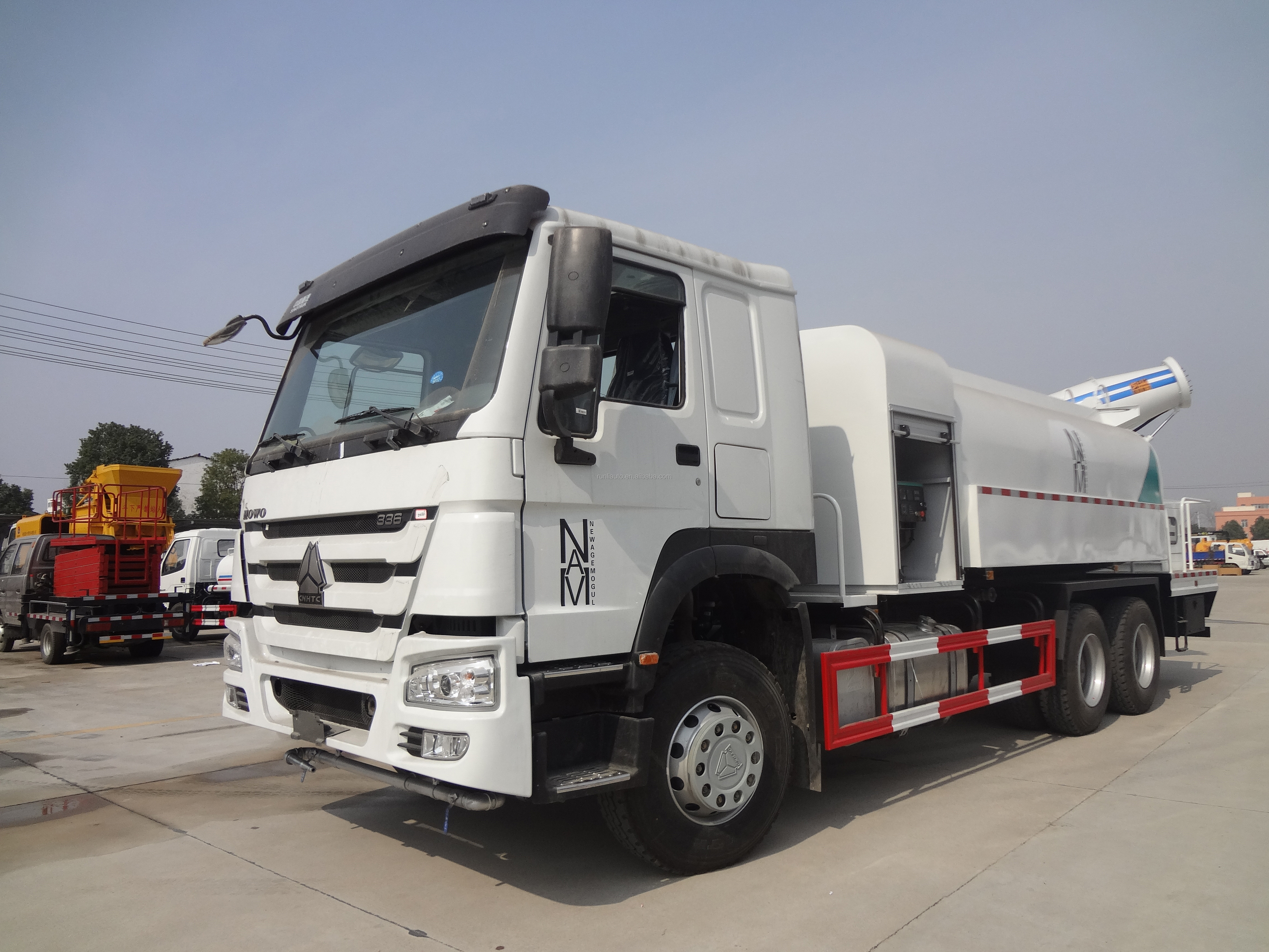 SINOTRUK 6x4 Mist Dust Sprayer Water Bowser , Truck Mounted Sprayer EURO 2