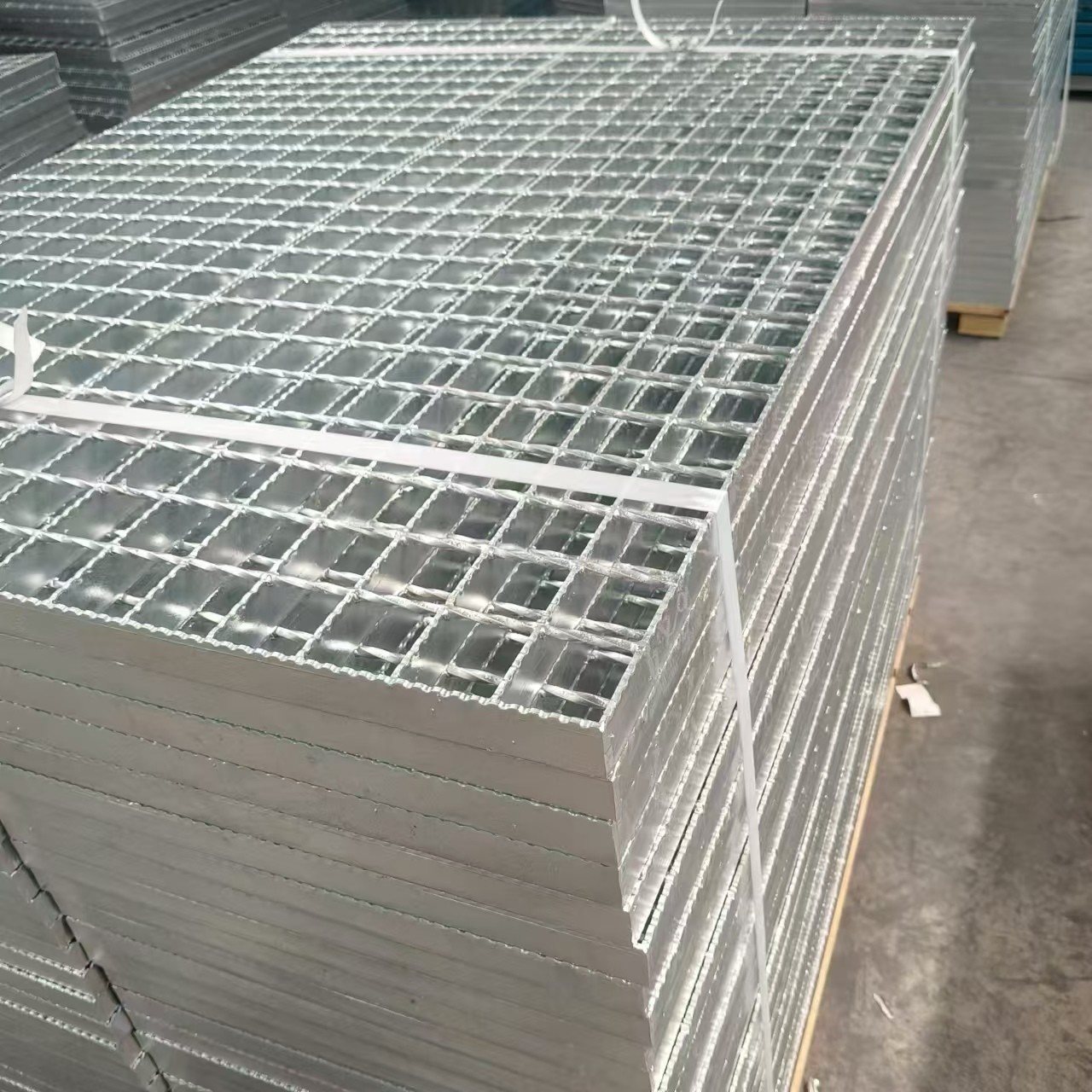 High-Quality Steel Gratings: Durable, Slip-Resistant, and Easy to Maintain