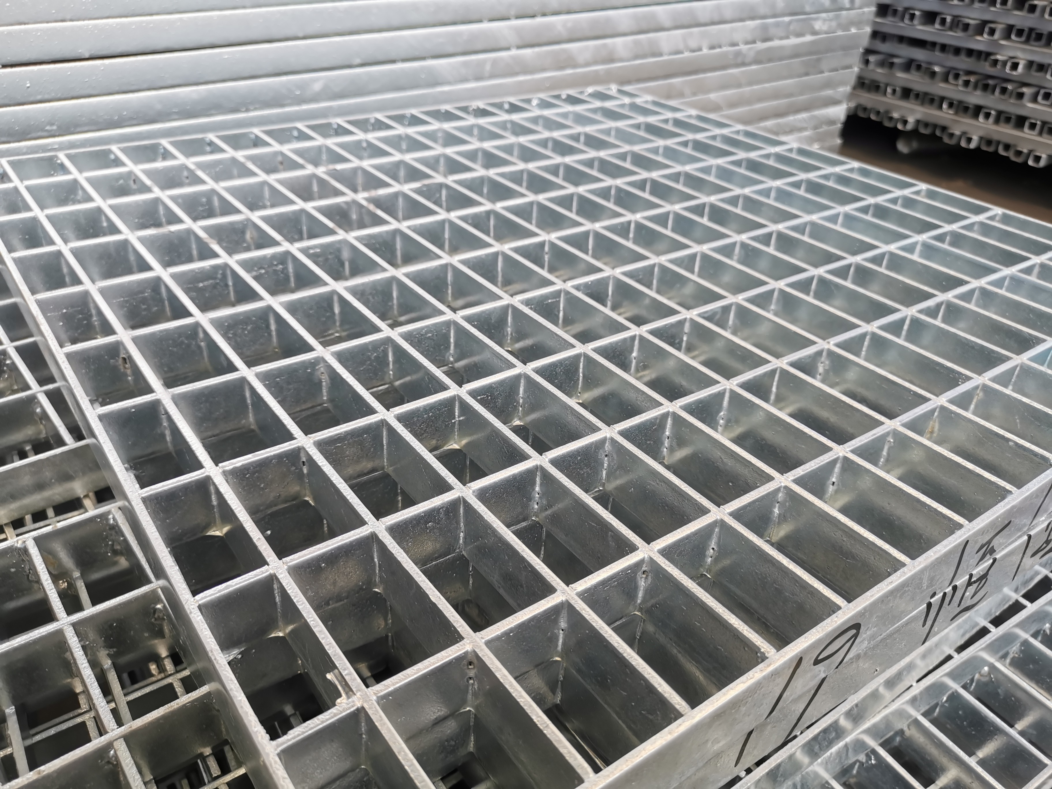 Mild Steel Q235 Heavy Duty Metal Grating Ventilation Self Cleaning