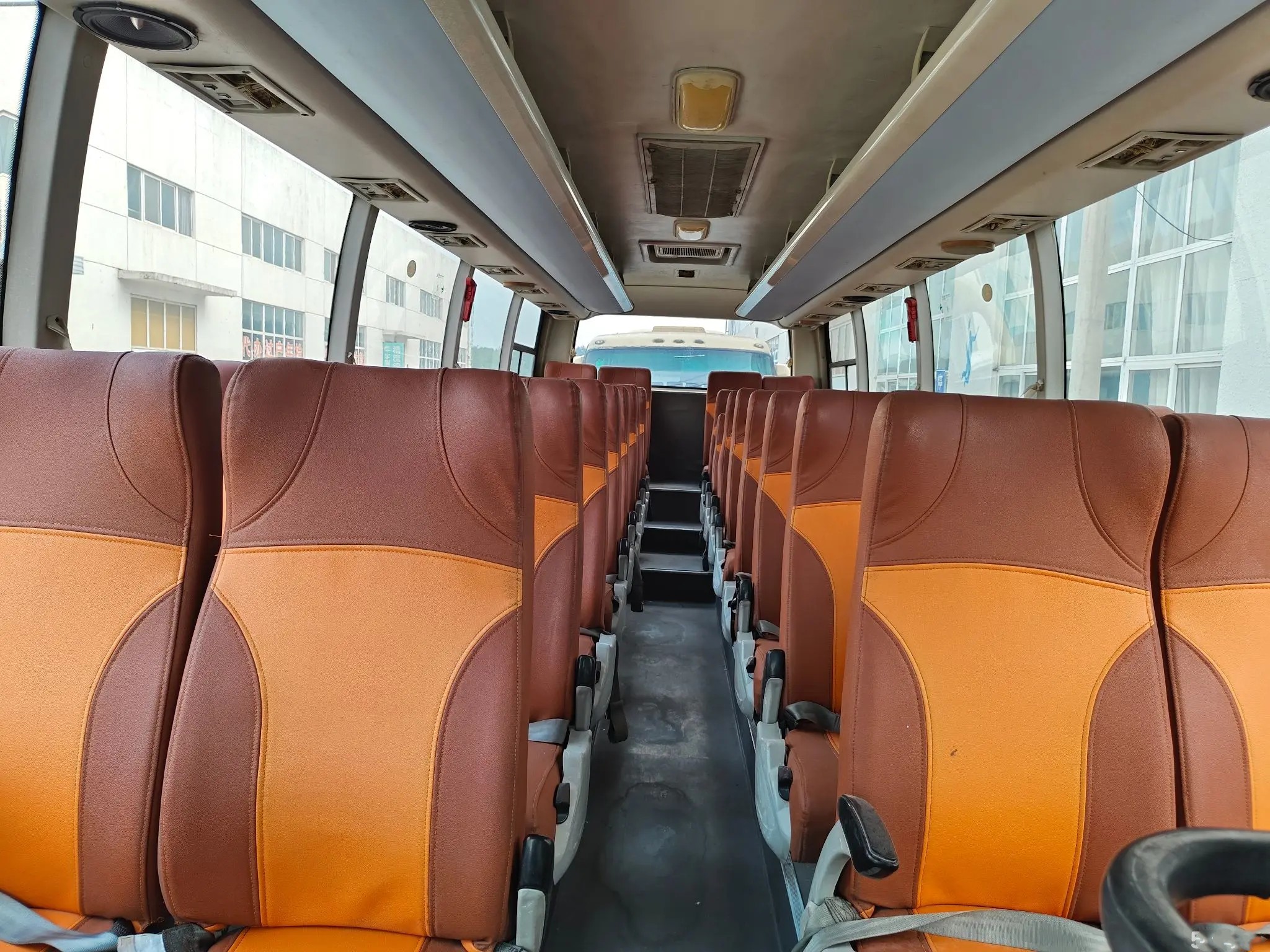 Used Commercial Bus Yuchai Engine 200hp Luggage Rack 37 Seats White Color Left Hand Drive Higer Bus KLQ6856
