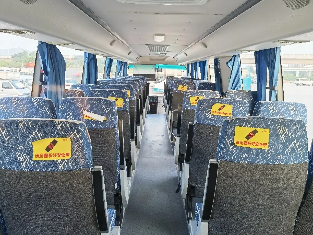 Used Travel Bus 2017 Year Middle Passenger Door 47 Seats Sealing Window Yuchai Engine Golden Dragon XML6102