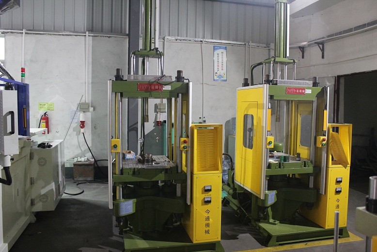 Small Mini Plastic Vertical Injection Moulding Machine 30 Ton 25mm Screw Diameter