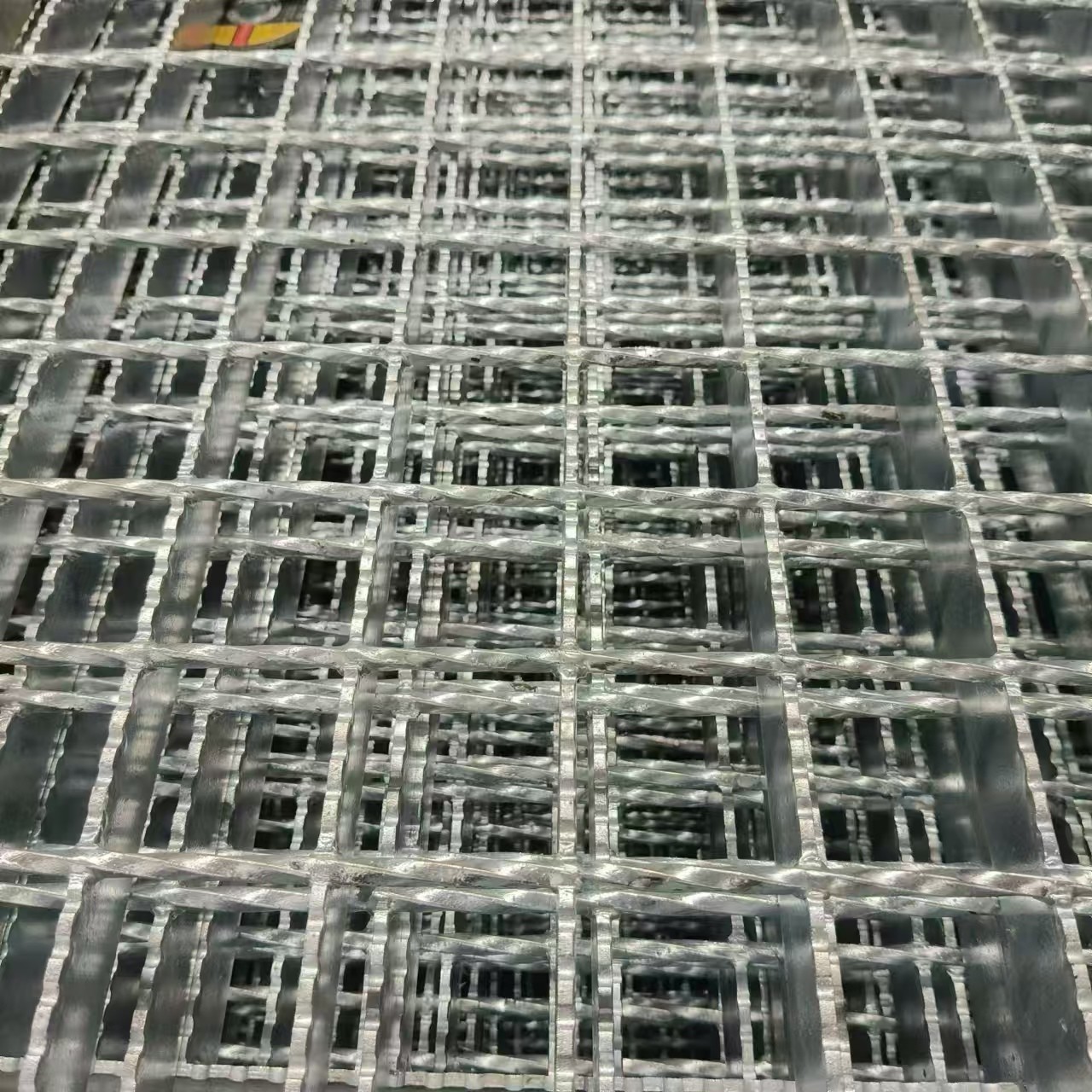 Large output, wide application range and long life of steel grating