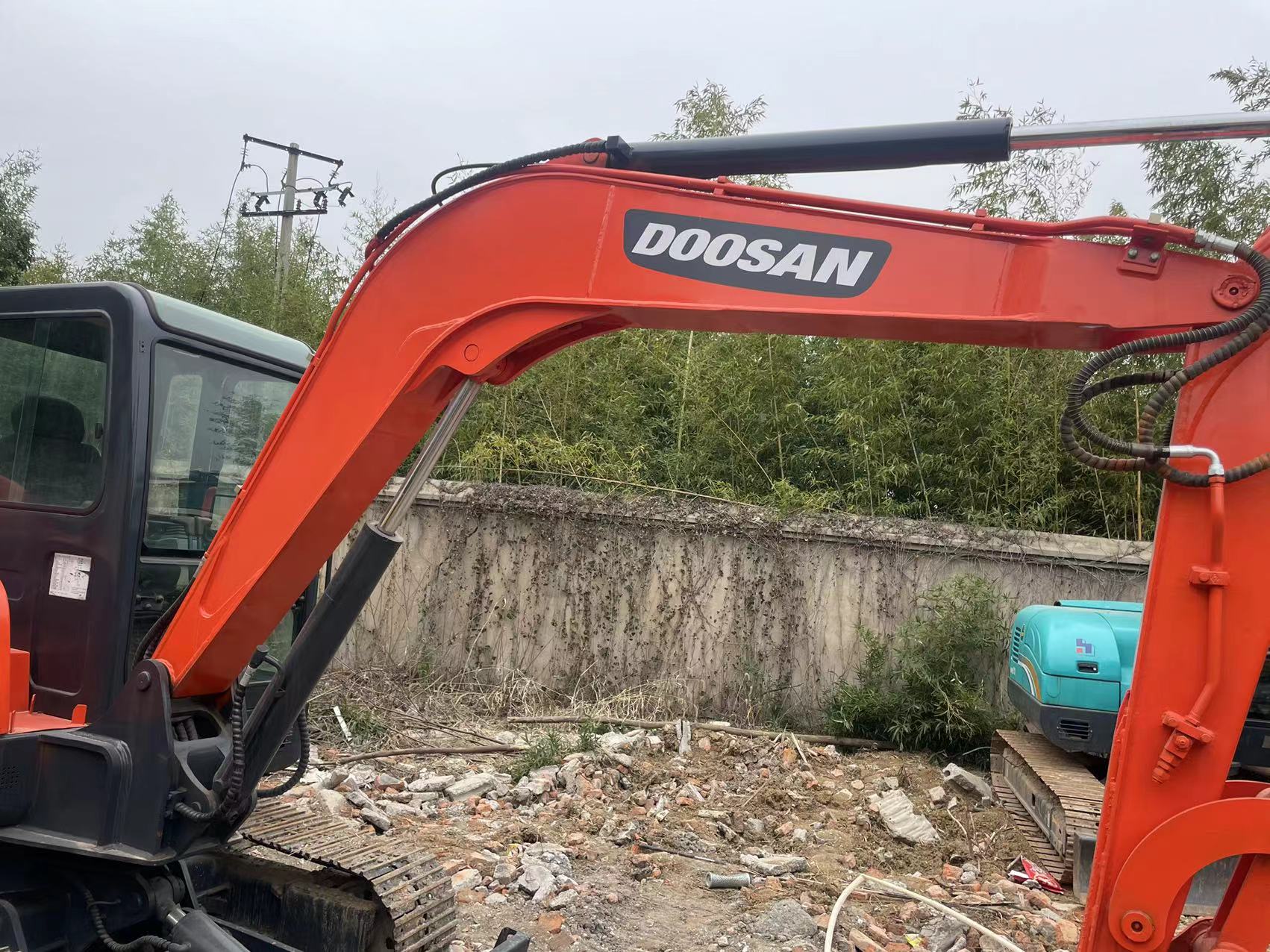 Second-hanf Crawler Excavator high quality with low price used Doosan55 for sale road making machine