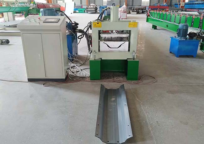 Weight 3.5T Color Steel Roll Forming Machine Under Frame 300H Beam Voltage 380V