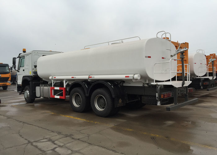 SINOTRUK Internal Anti - Corrosion Construction Water Transport Trucks 18 - 25CBM