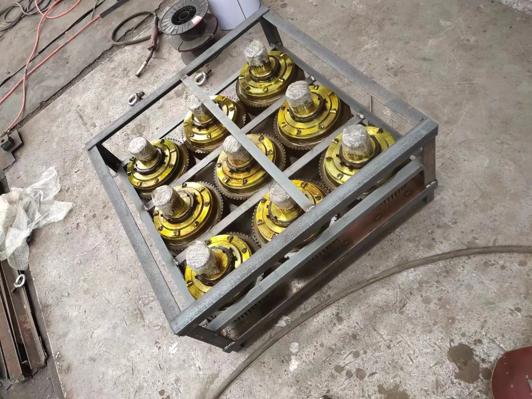 Roller assembly of pellet machine