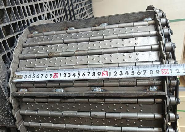 Heavy Duty 3mm Thickness Carbon Steel Plate Conveyor Belt With Baffle For Chip