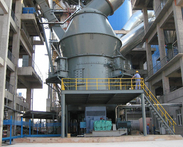 Silica Sand Vertical Grinding Mill Small Floor Space For Cement Industry