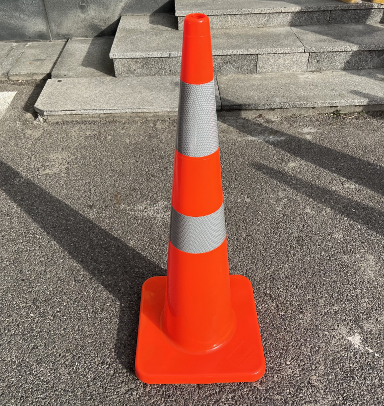 China New Zealand Style High Visibility 90CM 36 Height Traffic Cone for Road Safety and Traffic Management on sale