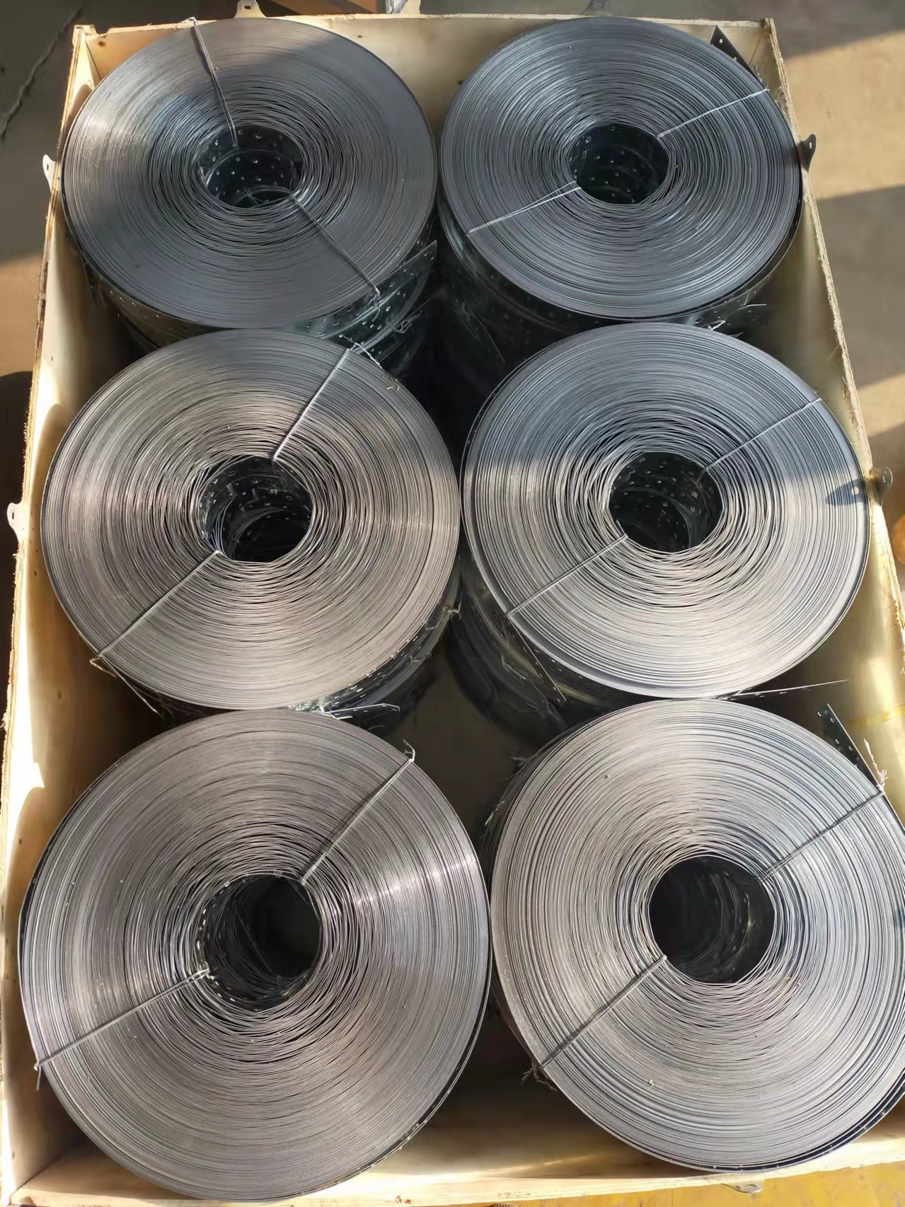 Silver Galvanized Steel Strip Brace Corrosion Resistant for Coiled Strap Applications
