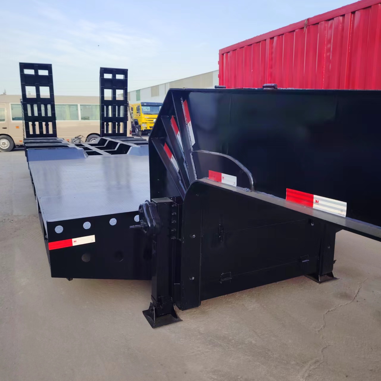 New 3 Axle Semi Truck Lowboy Trailer , 60 Ton Low Bed Trailer For Sale