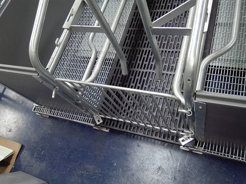 Steel Farrowing crate with galvanized steel materials customized size