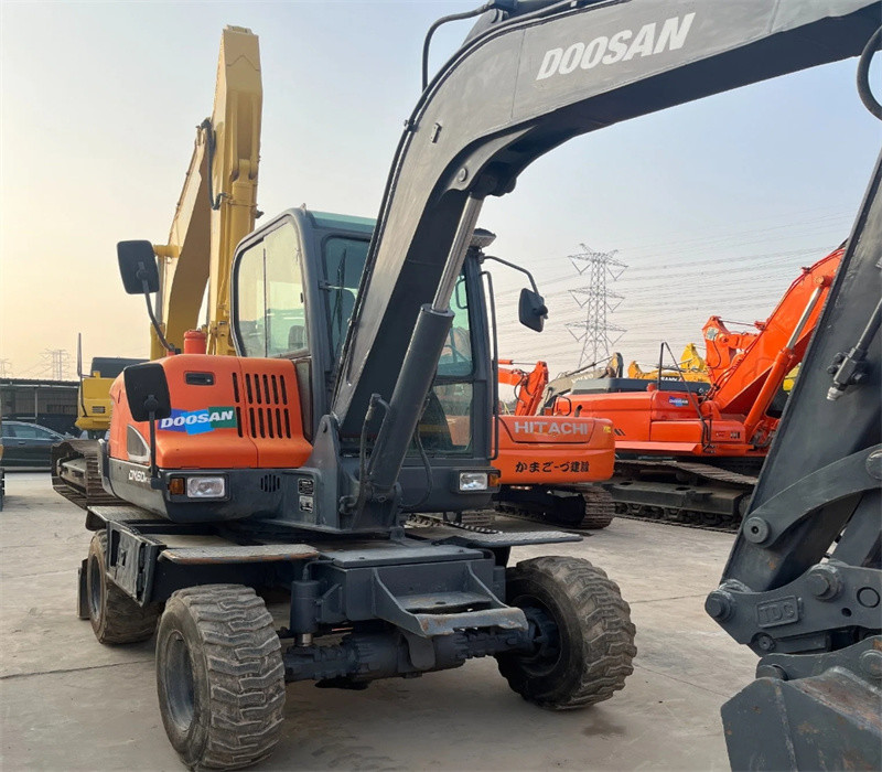 Pre Owned Doosan Wheel Excavator DX60W Total Transport Width 2000mm