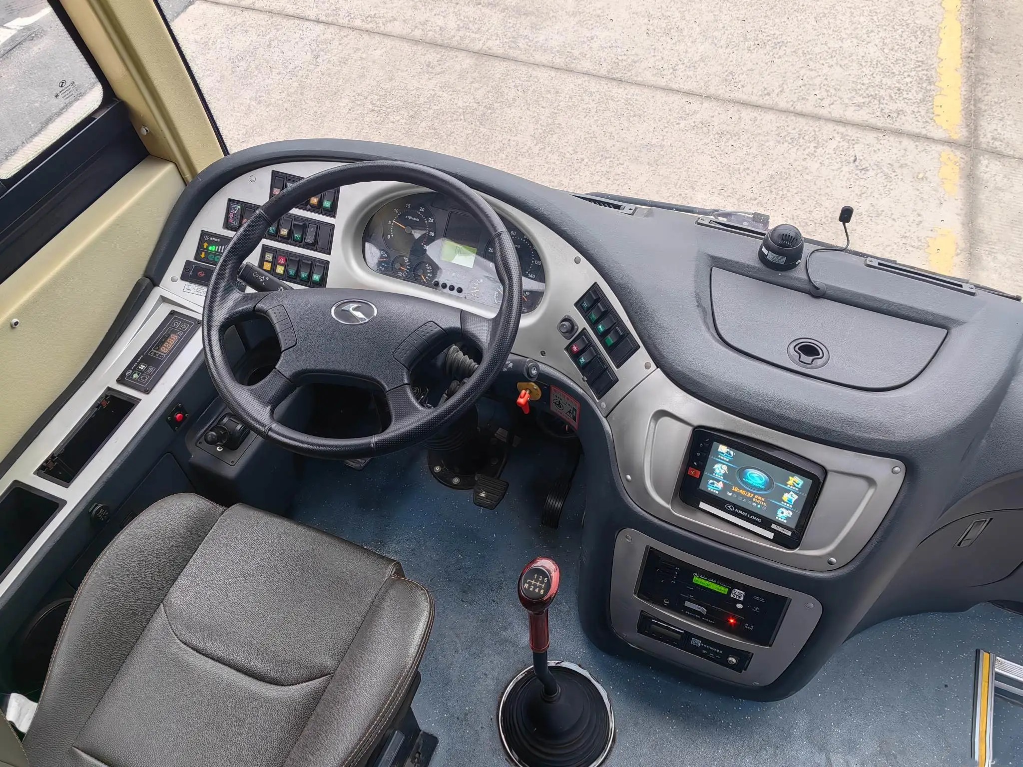 Used Shuttle Bus 26 Seats Sealing Window 8.5 Meters 220hp Engine Manual Transmission Kinglong Bus XMQ6859