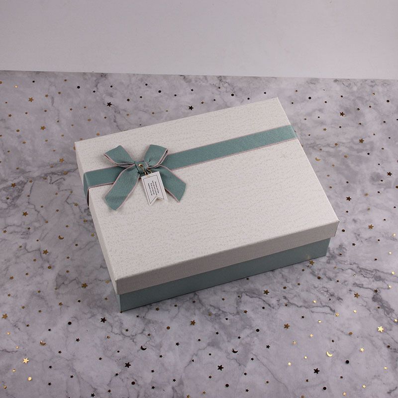 Solid Color Advanced Custom Logo Printing Fashionable Rigid Cardboard Packaging Apparel and Shoes Gift Box with Straps
