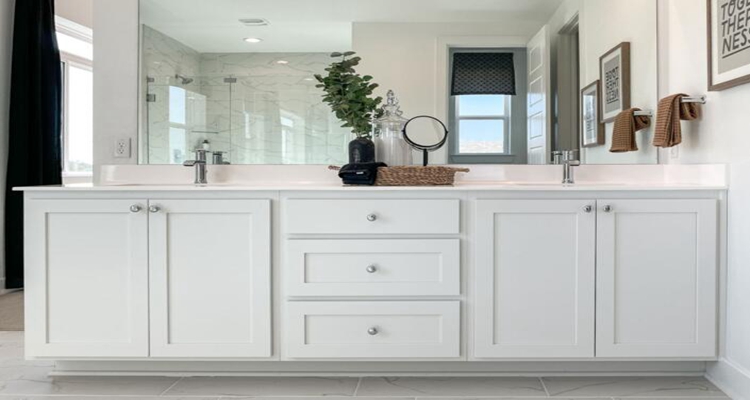Modern Style Customized Color Shaker Lacquered Bathroom Cabinet with Ceramic Countertop