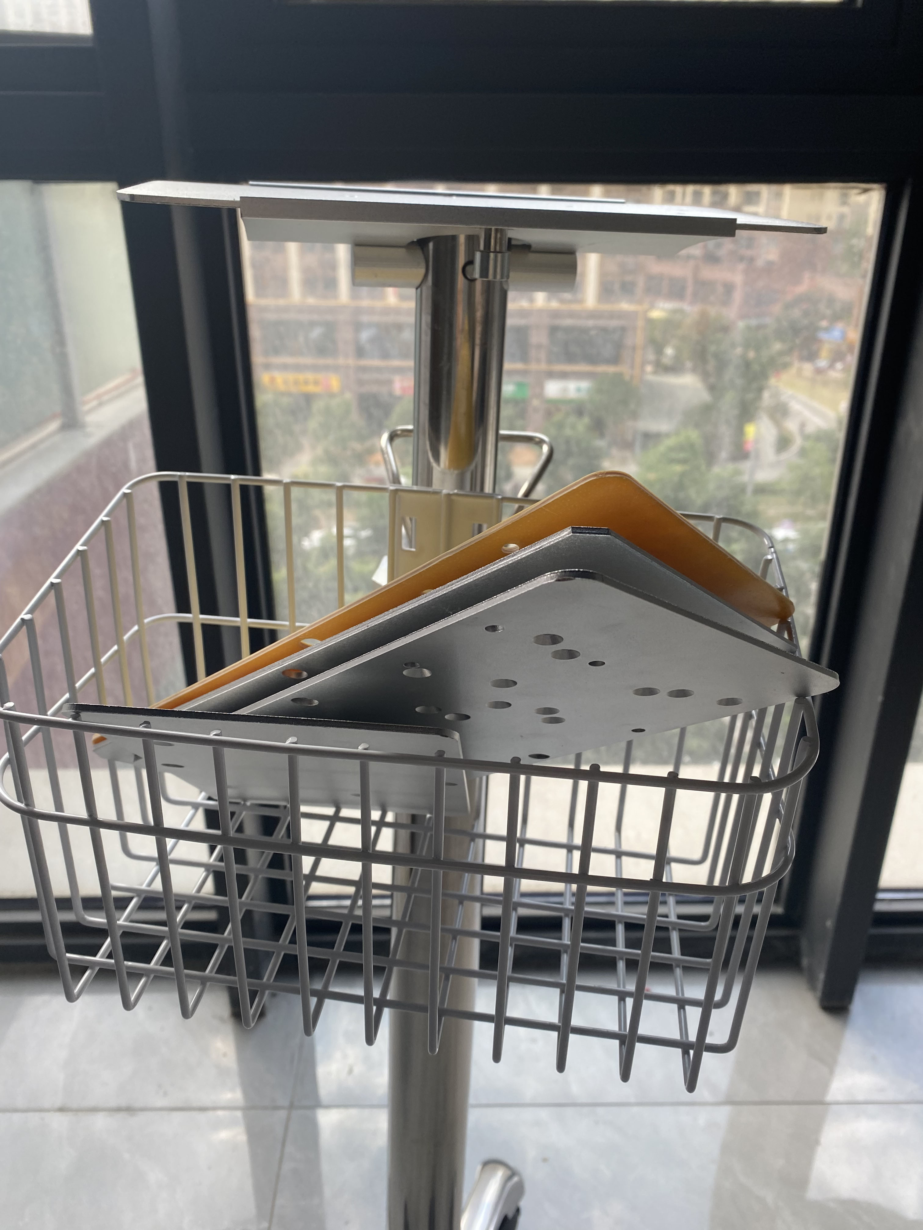 Packing Size 69cm L X 21cm W X 46cm H Patient Monitor Trolley with Handle Height 140CM